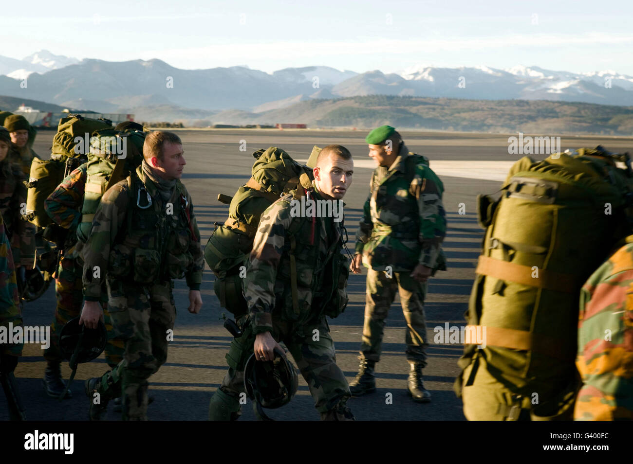 Los miembros de la Legión Extranjera Francesa y soldados de Bélgica (con  marcas amarillas en uniformes) cruzar el asfalto de 2007 Fotografía de  stock - Alamy