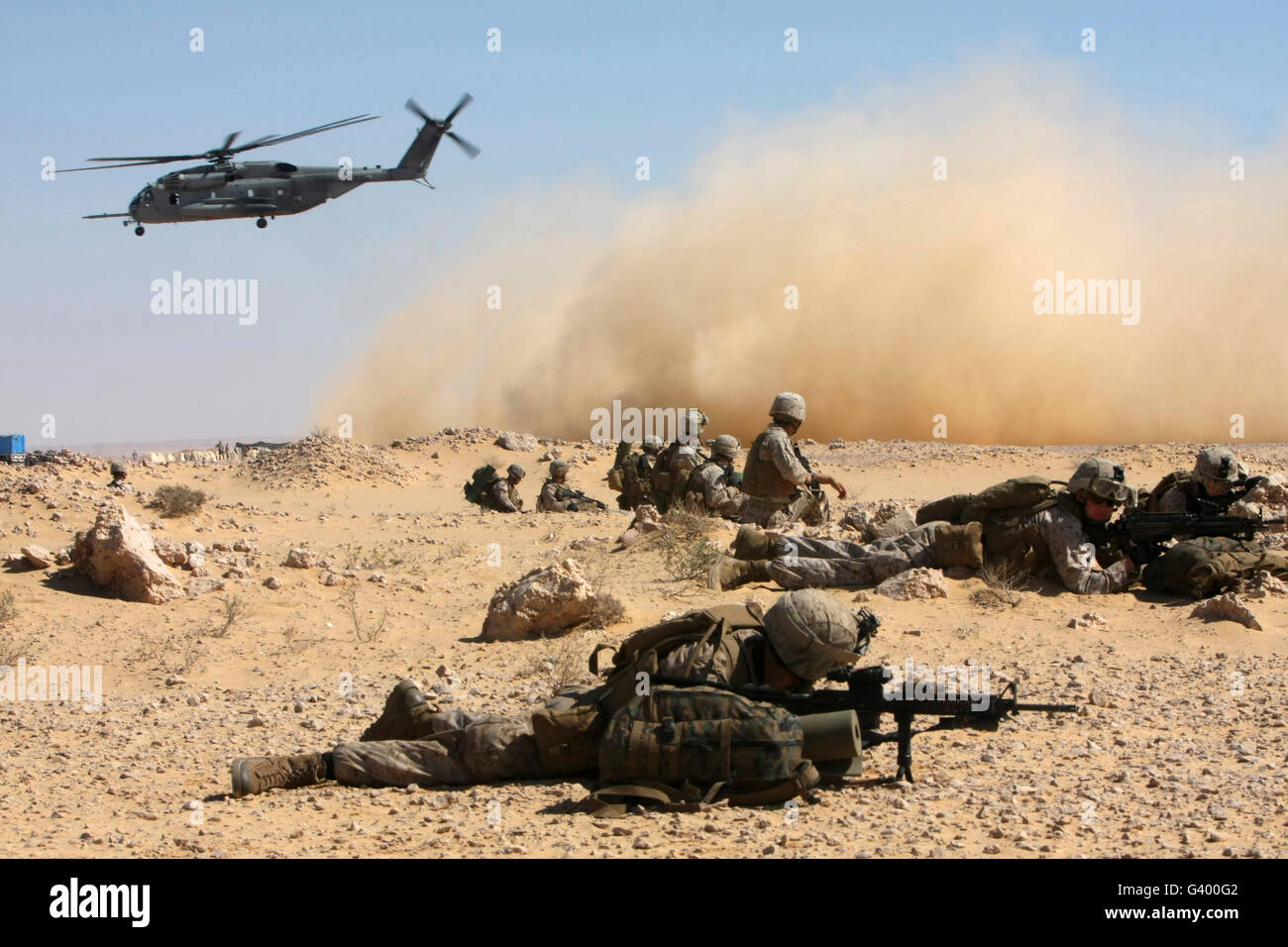 Los marines configurar seguridad en Egipto como un tipo CH-53E Super Stallion despega. Foto de stock