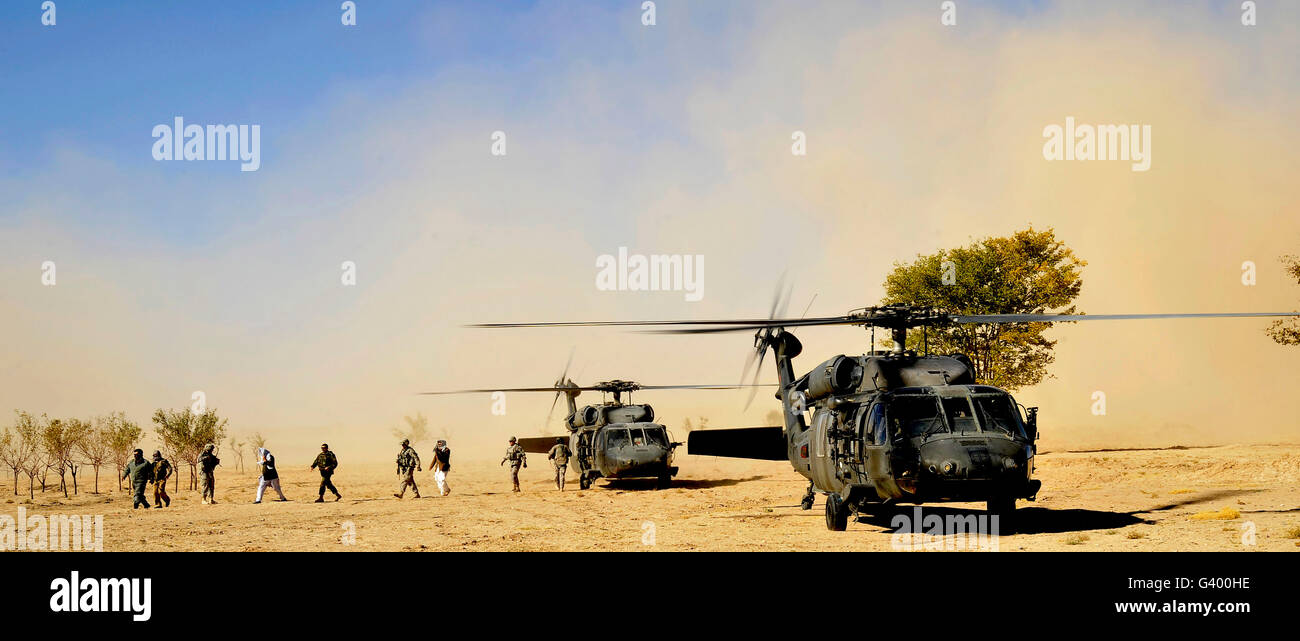 Los militares de los Estados Unidos, los organismos civiles y funcionarios afganos desembarco desde helicópteros de Estados Unidos. Foto de stock