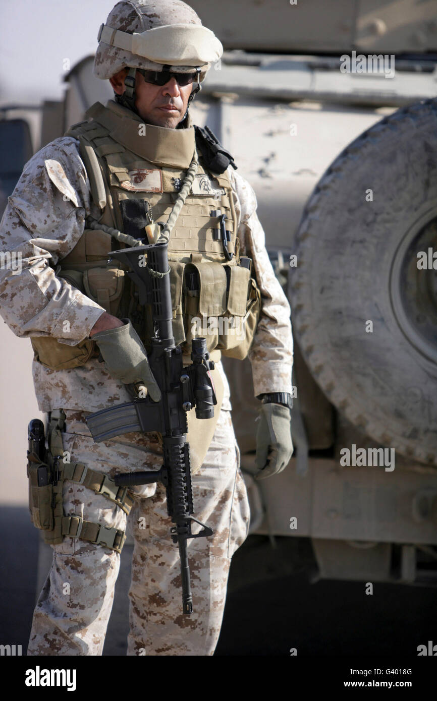 Un soldado está alerta como él proporciona seguridad en Ramadi, Iraq. Foto de stock