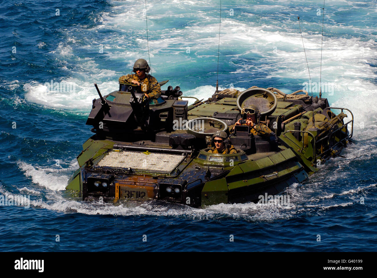 Los Marines de Estados Unidos el open water de tránsito en un vehículo de asalto anfibio. Foto de stock