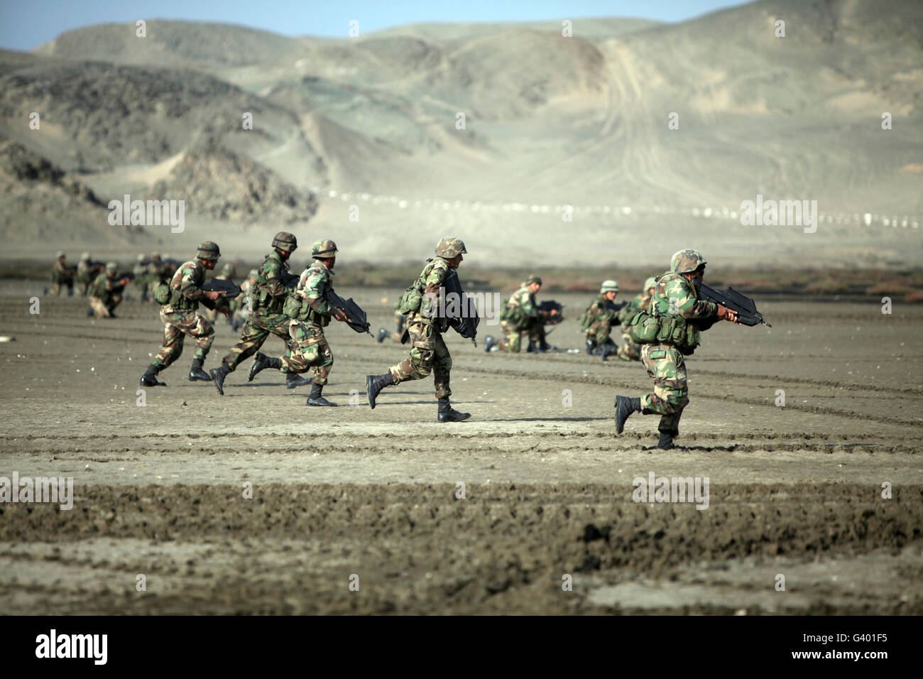 Los infantes de Marina peruana y la Infantería de Marina de EE.UU. Realizar un asalto en la playa. Foto de stock