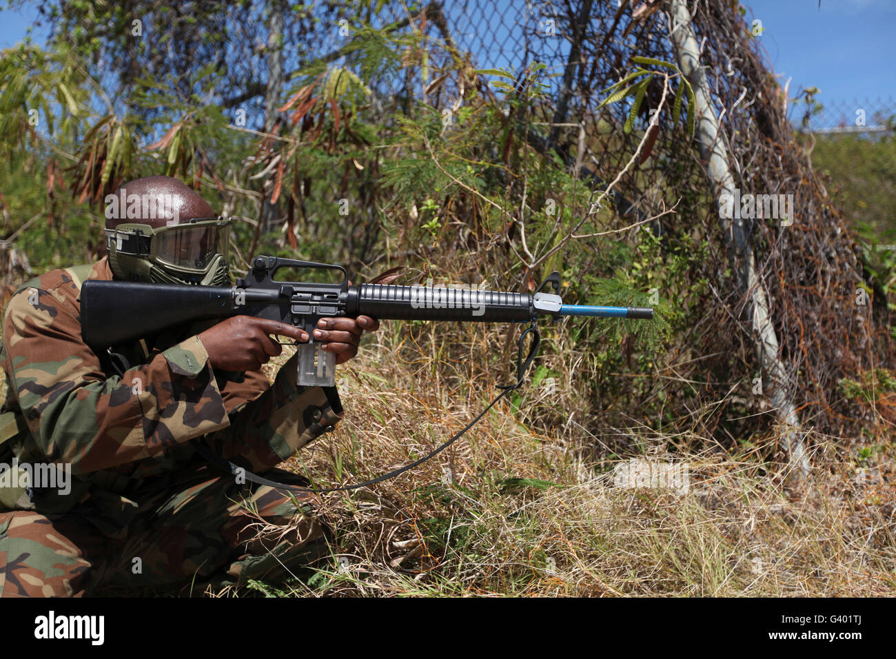 Un soldado de Jamaica busca a través del follaje. Foto de stock