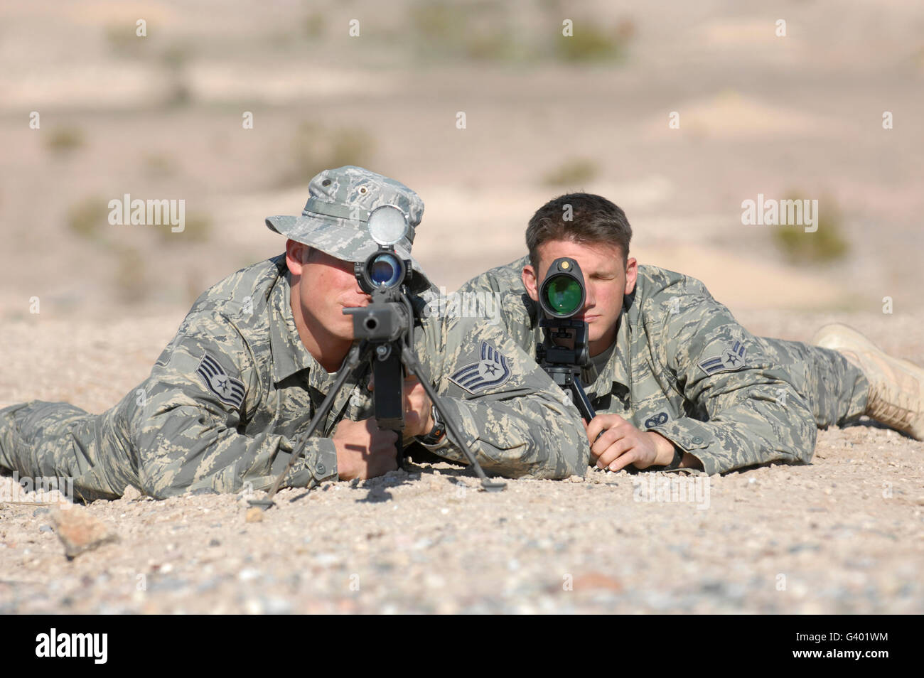 Soldados buscan a través del alcance de su Barret M107 .50 Caliber rifles de francotirador. Foto de stock