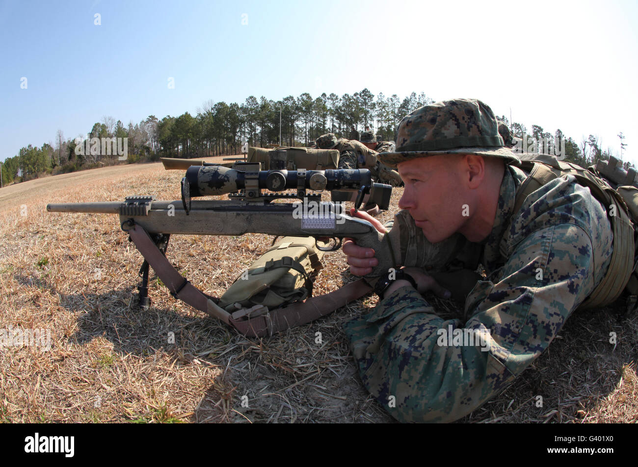 Marina de los EE.UU. dispara su M40A3 de 7,62 mm rifle de francotirador. Foto de stock