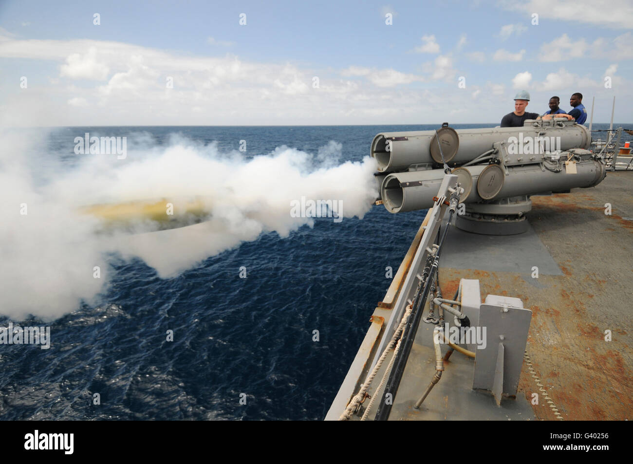 Los marineros observar un ejercicio torpedo MK-46 recuperable el lanzamiento a bordo del USS Mitscher. Foto de stock