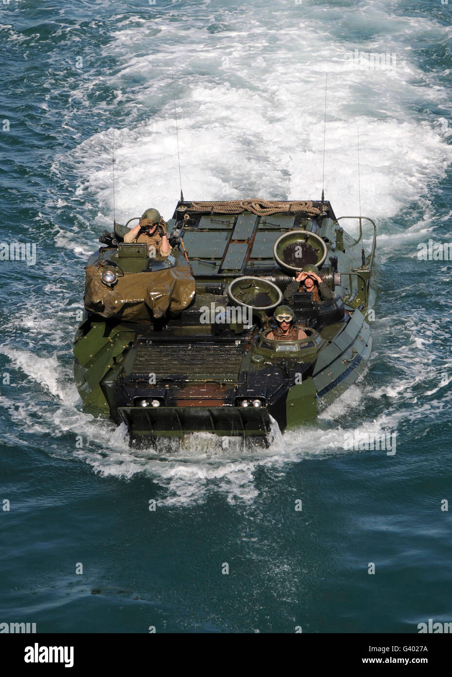 Los infantes de marina navegar por un vehículo de asalto anfibio. Foto de stock