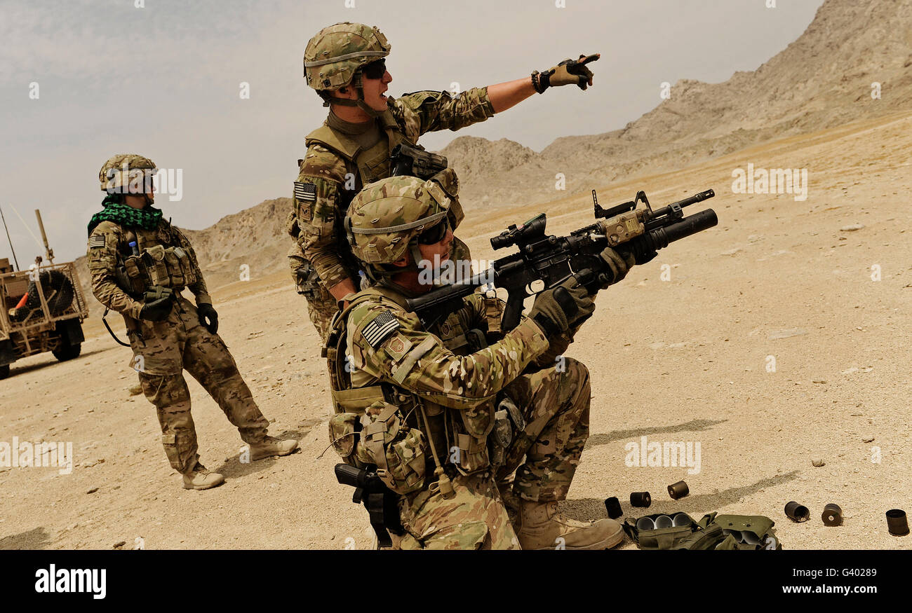 Soldado dirigiendo un soldado compañero cuando a propósito de la M203 (lanzagranadas Fotografía Soldado dirigiendo un soldado compañero cuando a propósito de la M203 (lanzagranadas Fotografía