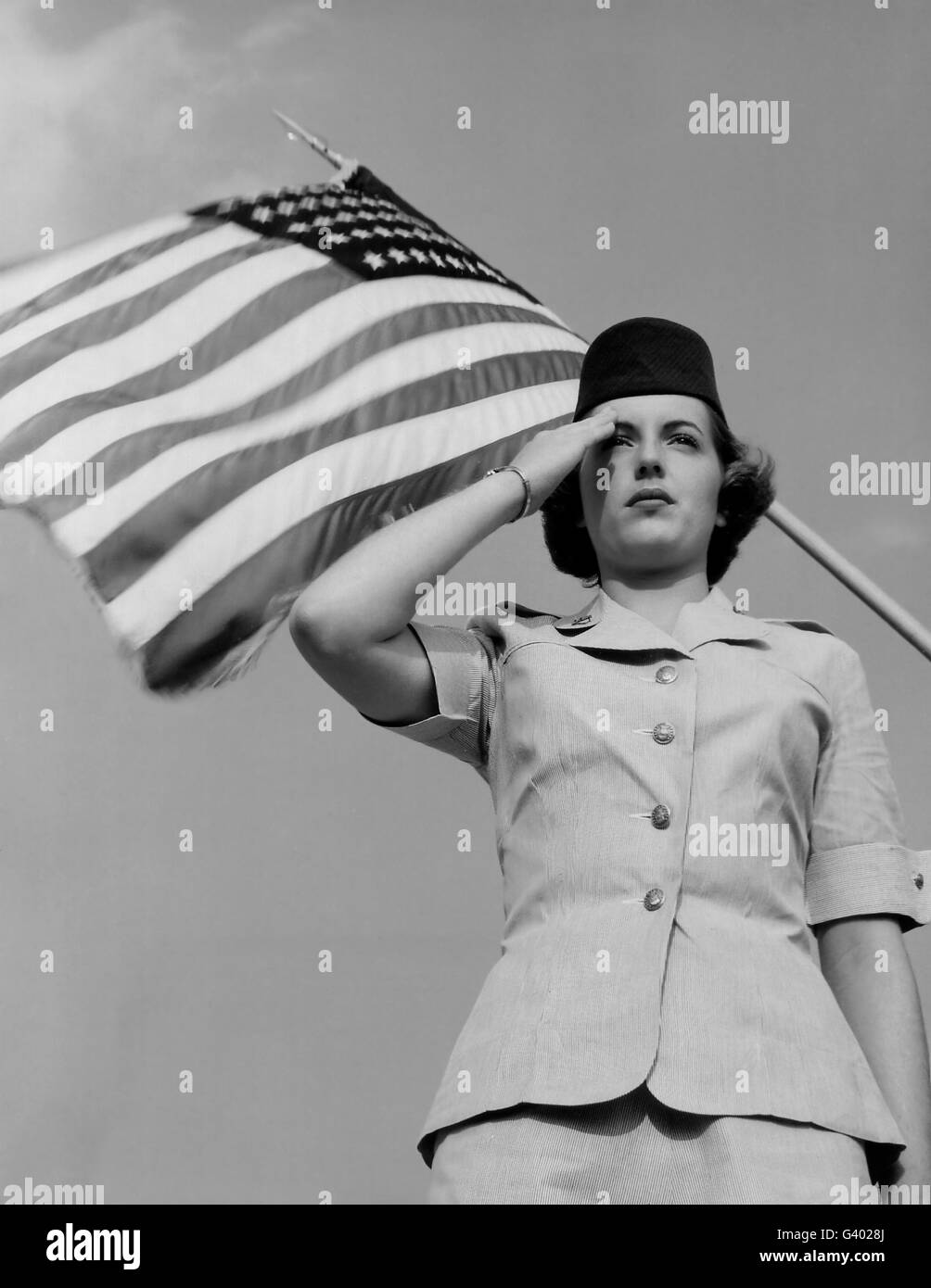 Una mujer en el oficial de la Fuerza Aérea de los gestos, un saludo. Foto de stock