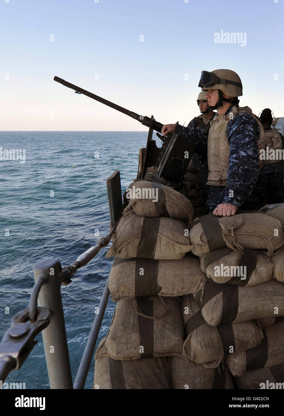 Los marineros de calibre pequeño stand attack team ver a bordo del USS Abraham Lincoln. Foto de stock