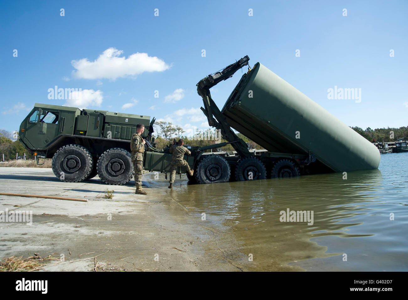 Los marines baje una cinta de opciones mejorada bridge en el agua Foto de stock