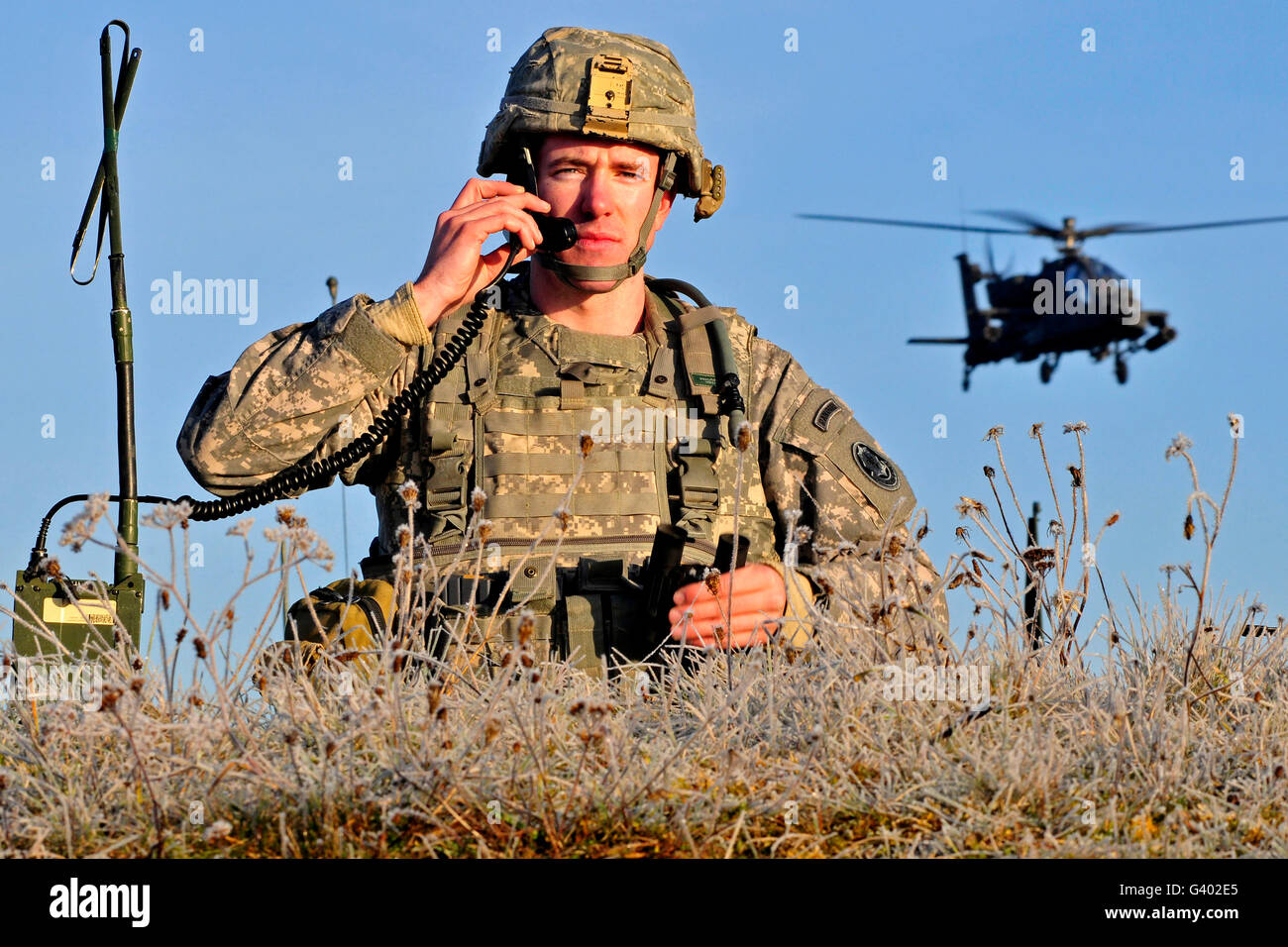 Capitán del Ejército de EE.UU. dirige un helicóptero de ataque AH-64 Apache strike sobre un objetivo. Foto de stock