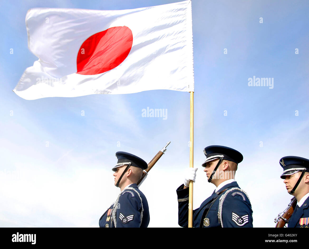 La Fuerza Aérea de los EE.UU. miembros de la Guardia de Honor llevar la bandera de Japón. Foto de stock