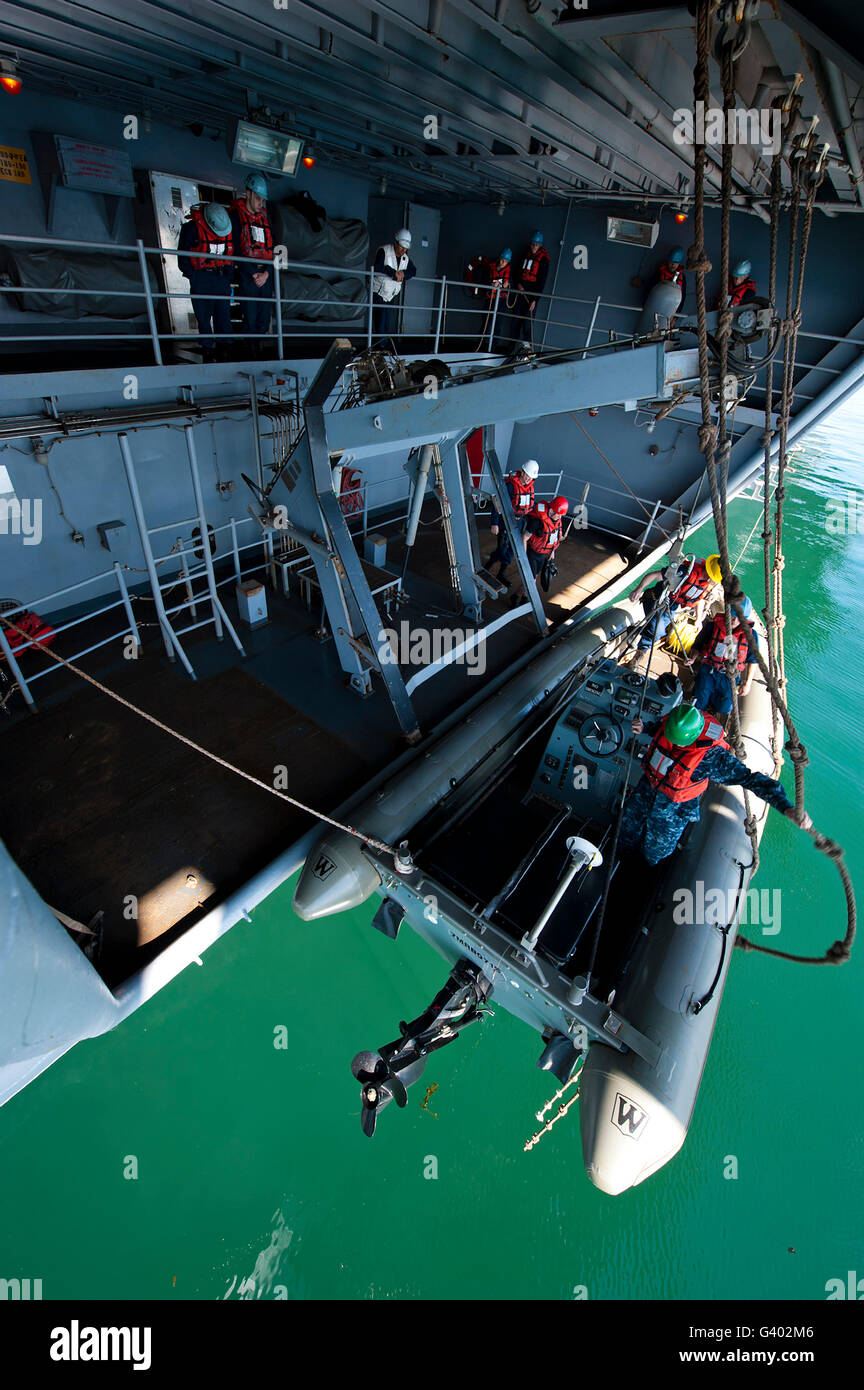 Los miembros de la tripulación entrar en el estribor de casco rígido bote hinchable. Foto de stock