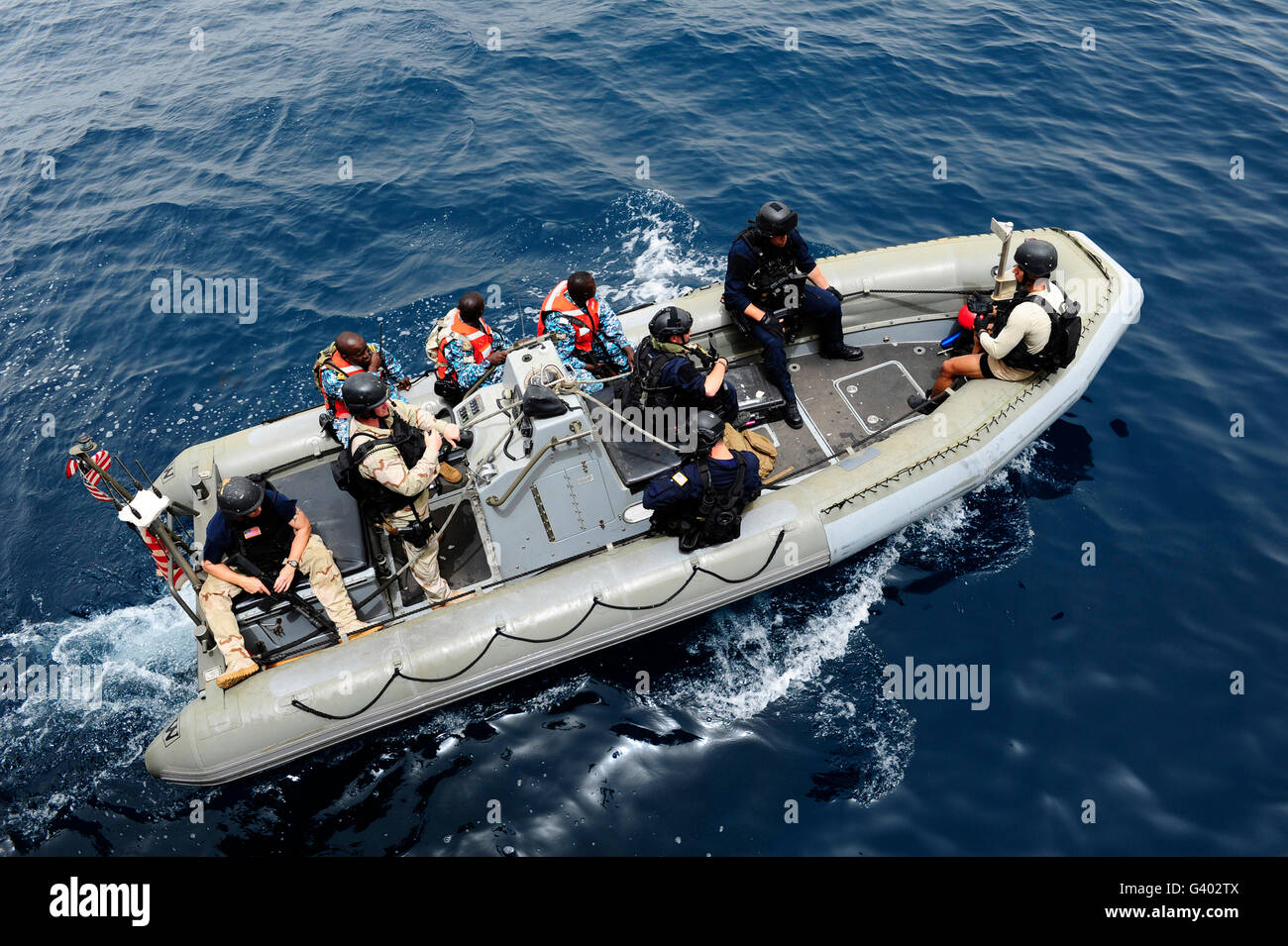 Los miembros de la Guardia Costera de los Estados Unidos, la Marina de los Estados Unidos, y de la Marina de Gambia en un bote inflable de casco rígido. Foto de stock