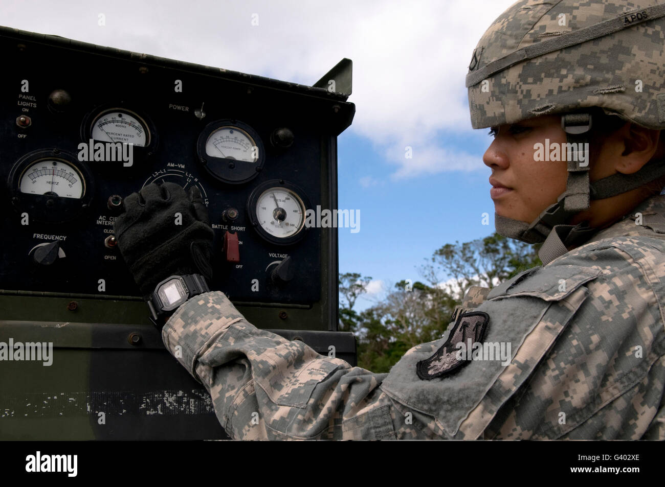 Ejército de EE.UU. operador ajusta la configuración del lanzador de misiles Patriot. Foto de stock
