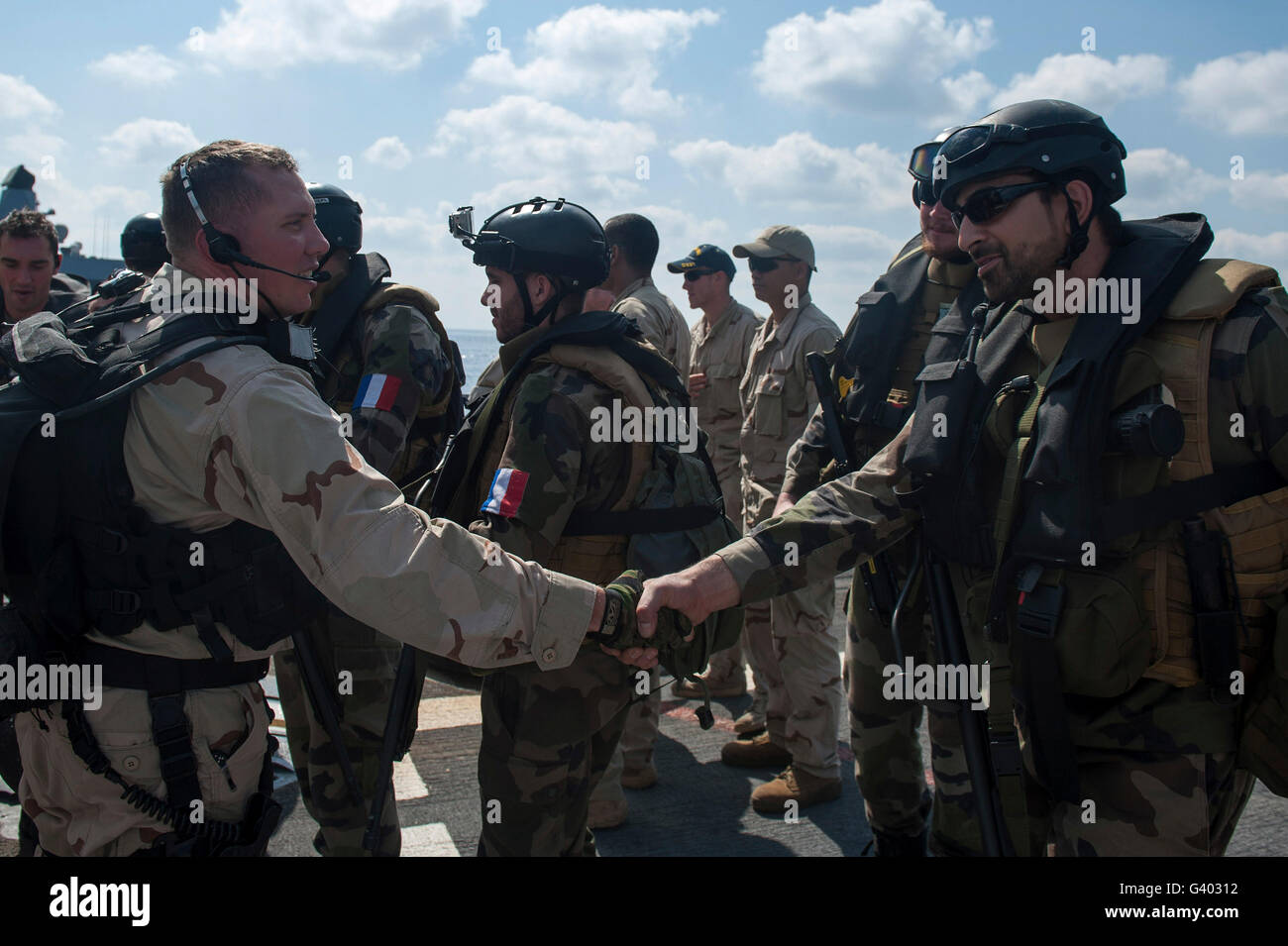 Las fuerzas multinacionales merluza manos después de una contra-piratería ejercicio. Foto de stock