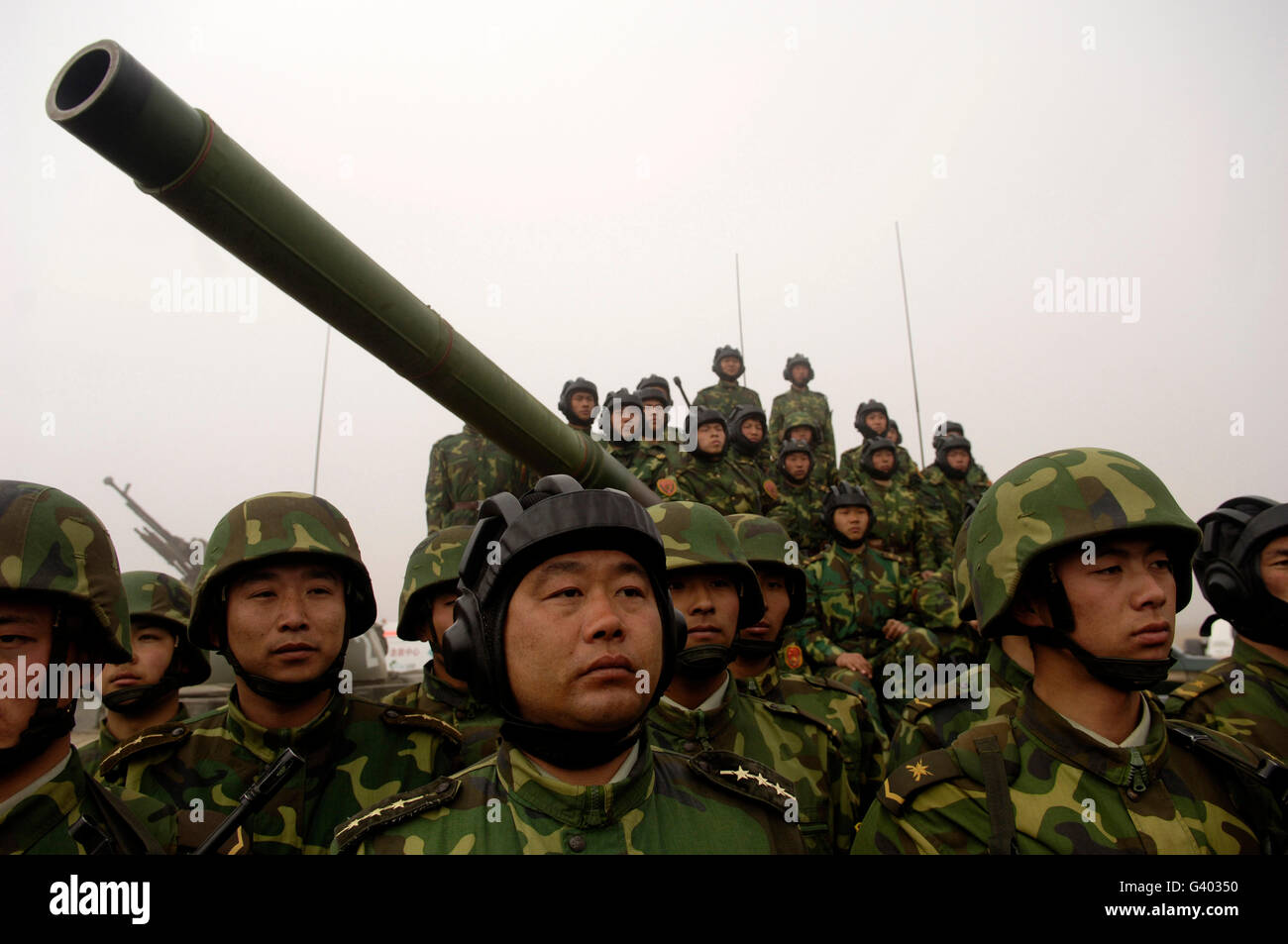 Cisterna chino con soldados del Ejército Popular de Liberación. Foto de stock