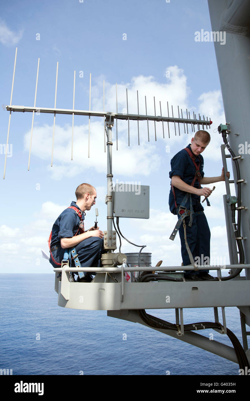 Los técnicos realizan las tareas de mantenimiento en el OE-578 antena. Foto de stock