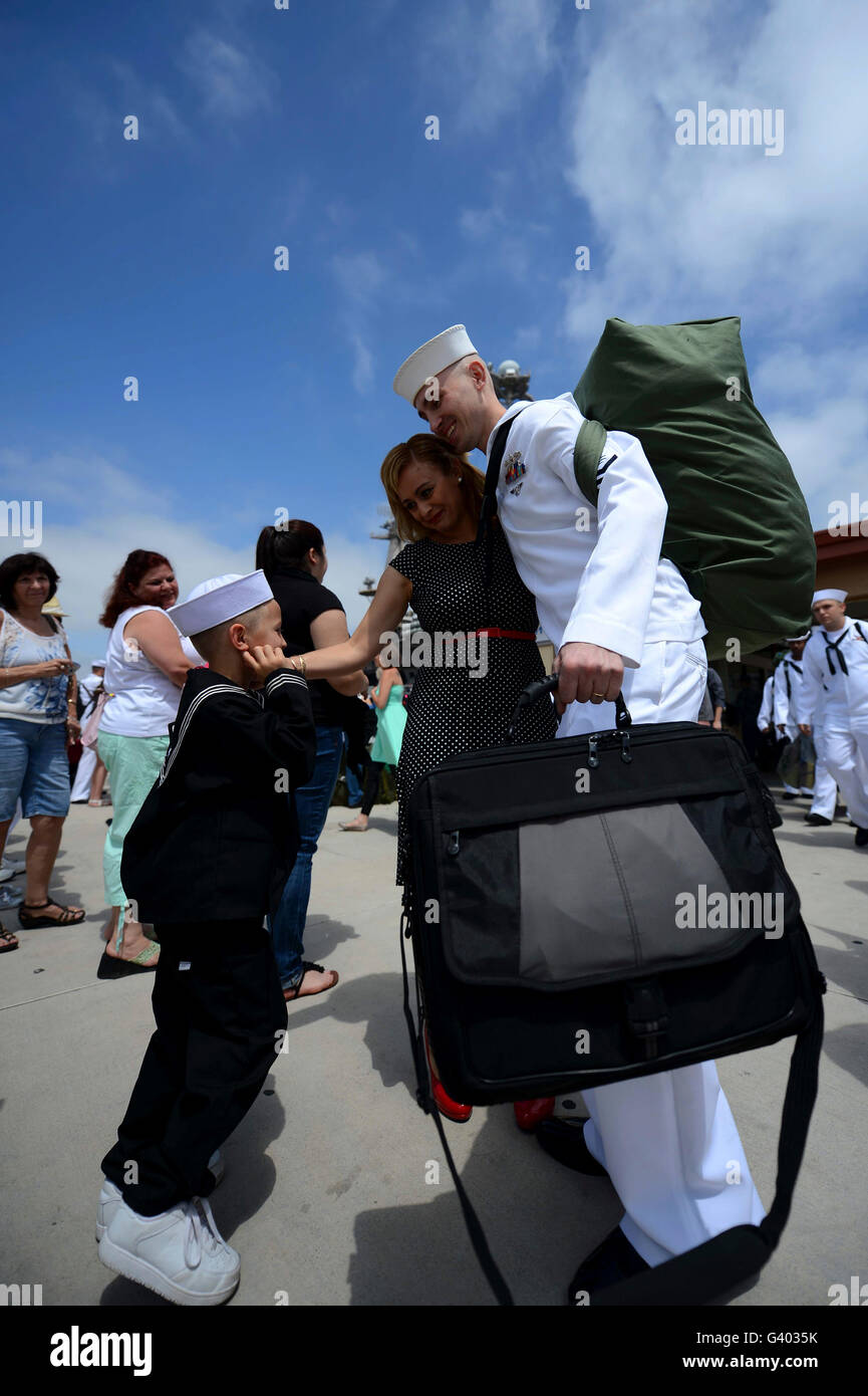 Marinero Cumple su familia durante un evento de regreso a casa. Foto de stock