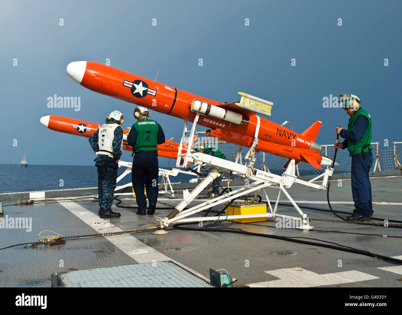 Los marineros realizar comprobaciones de pre-lanzamiento en un BQM-74 target drone. Foto de stock