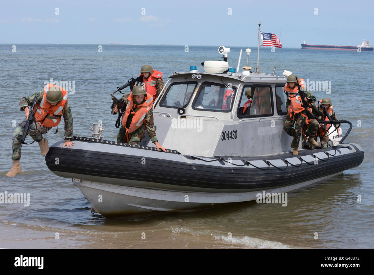 Mar cadetes navales llegan a la playa durante un aterrizaje anfibio. Foto de stock