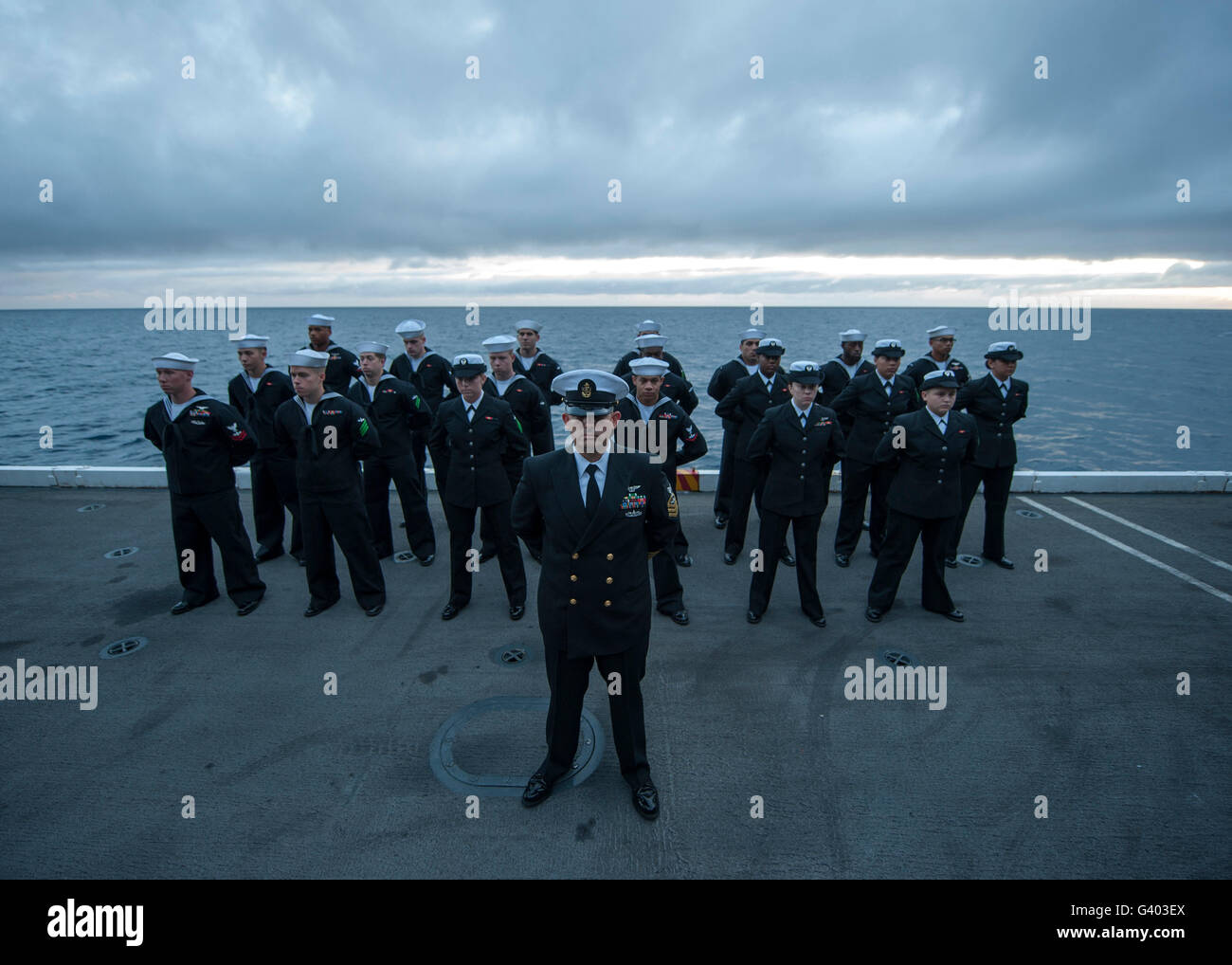 El entierro detalle desde el portaaviones USS Carl Vinson está en desfile de descanso. Foto de stock