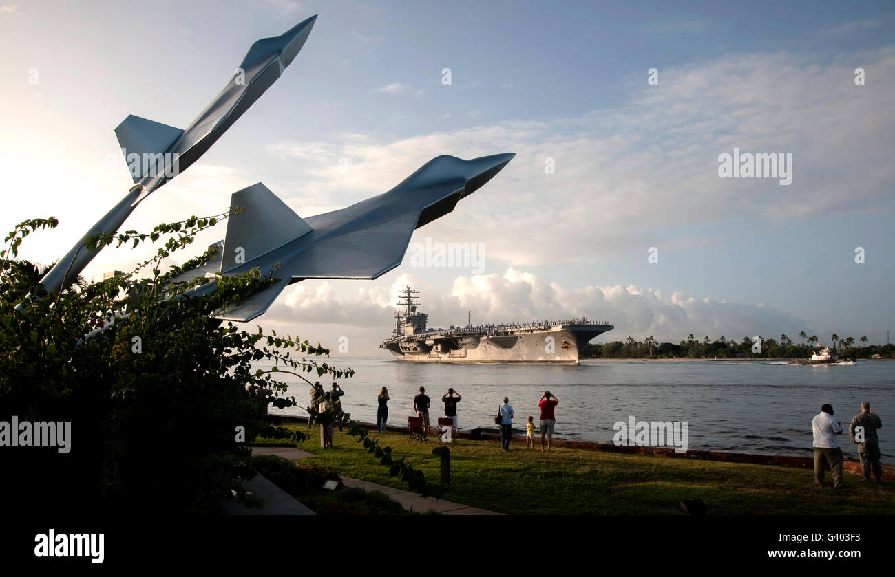 USS Nimitz llega a Pearl Harbor Hickam Base conjunta. Foto de stock