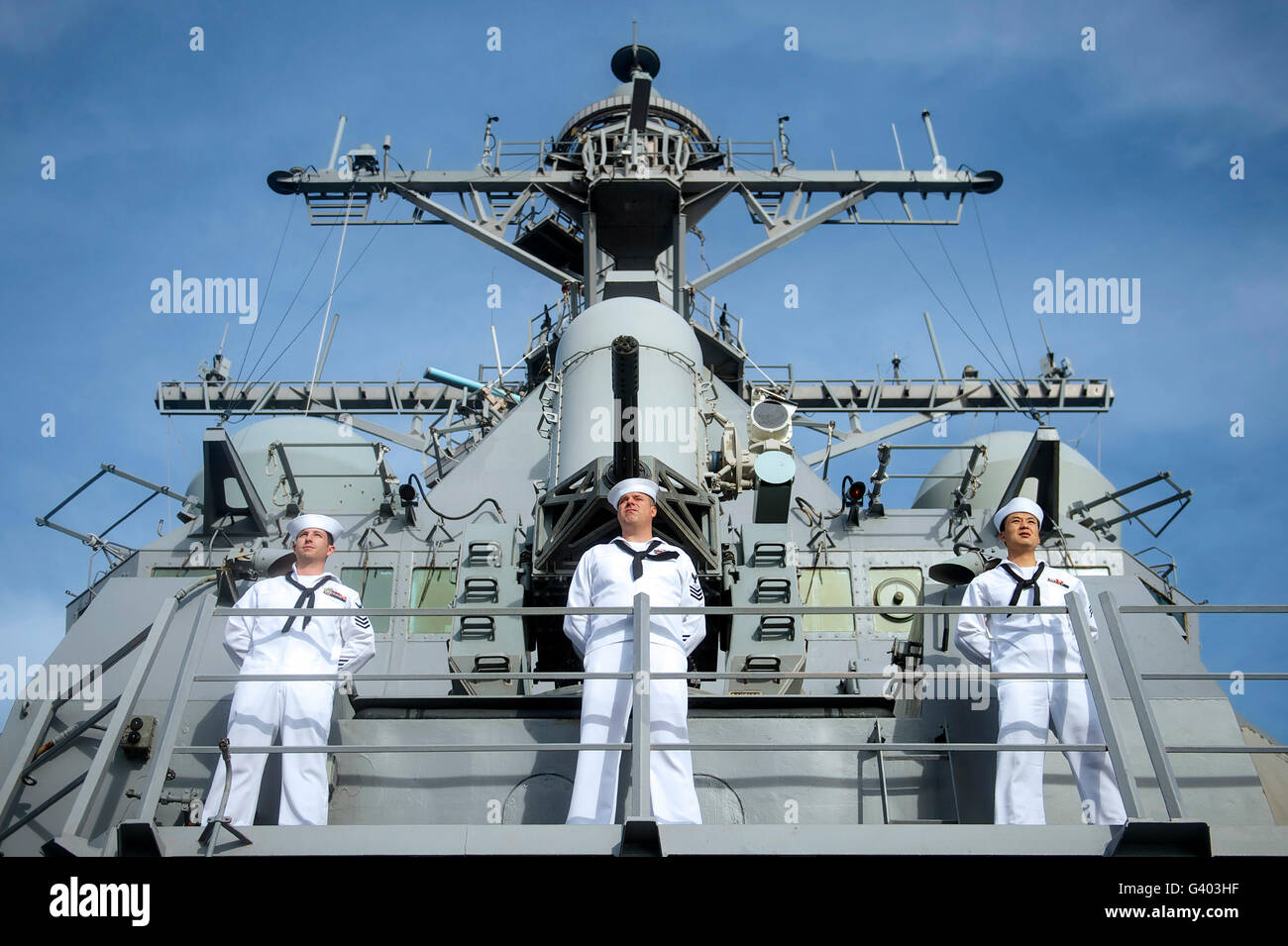 Marineros hombre los rieles a bordo del USS John S. McCain. Foto de stock