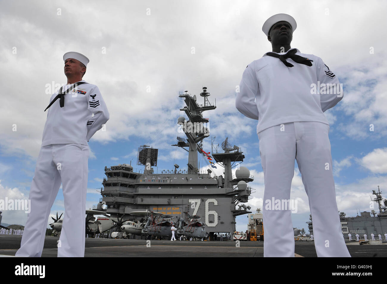 Marineros hombre los rieles a bordo del USS Ronald Reagan. Foto de stock