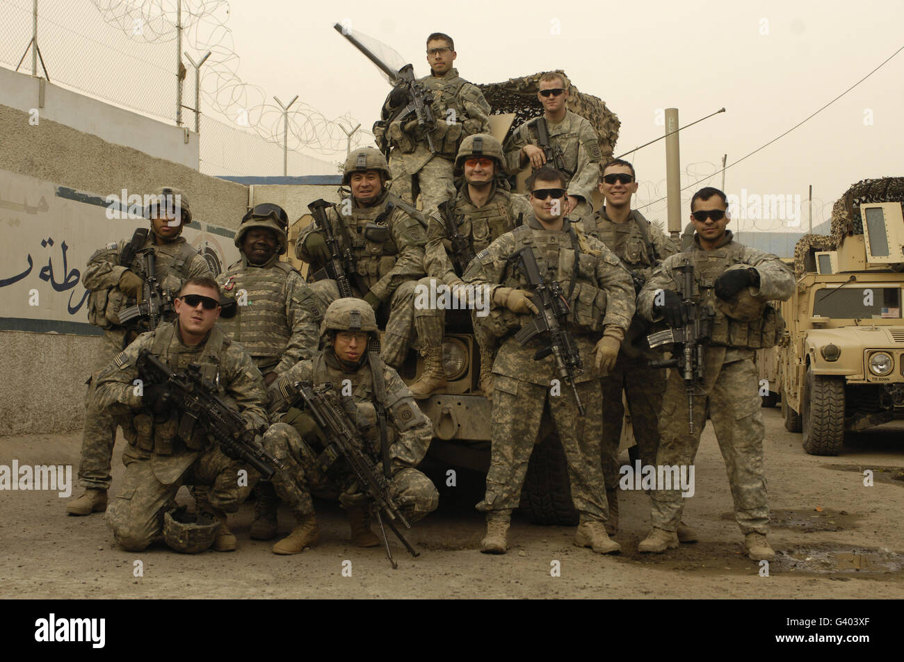 Soldados del ejército de Estados Unidos posan para una foto antes de patrulla en Bagdad, Iraq. Foto de stock