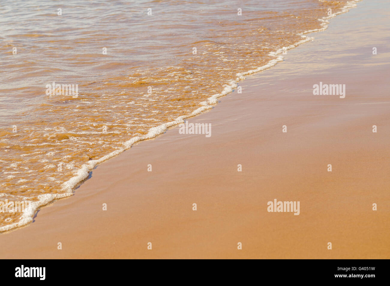 Suaves olas del océano en la playa arenosa, profundidad de campo Foto de stock