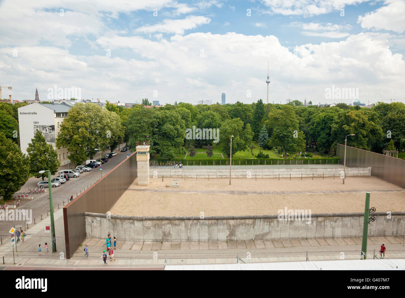 Un lugar conmemorativo del muro de Berlín Foto de stock