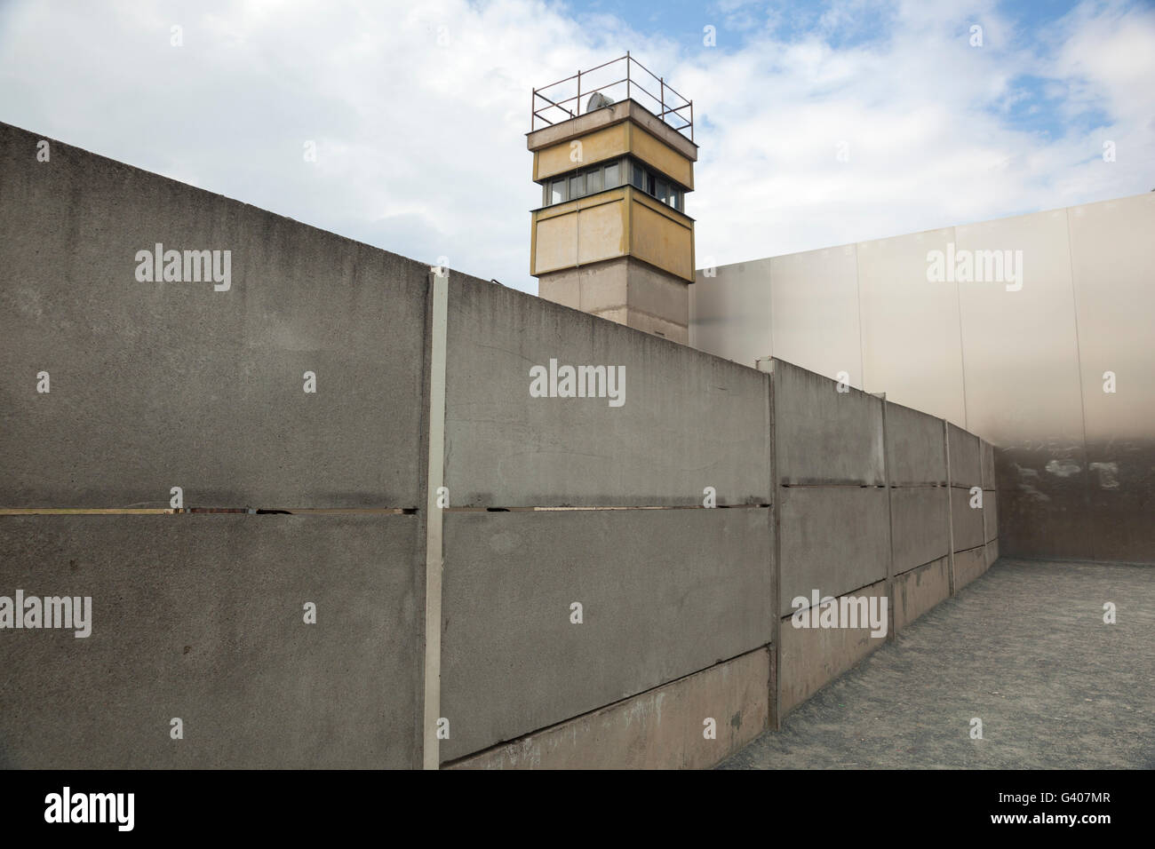 Un lugar conmemorativo del muro de Berlín Foto de stock