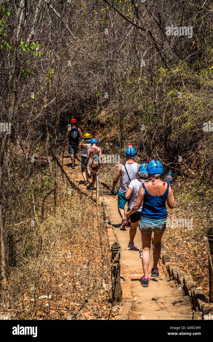 La gente caminando hacia Poço Encantado, la Chapada Diamantina, en Bahía, Brasil Foto de stock