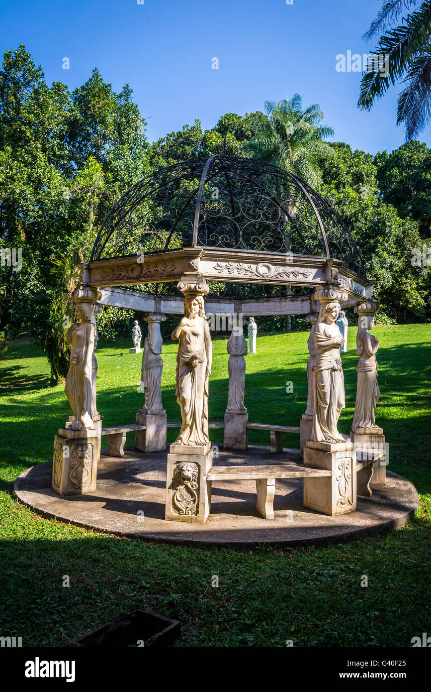 Réplica del templo romano octogonal con las Cariátides en el jardín, en el Instituto Ricardo Brennand, Recife, Pernambuco, Brasil Foto de stock