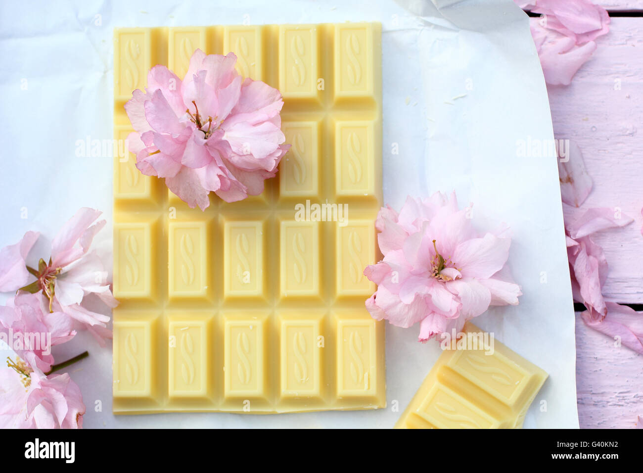 Una barra de chocolate blanco con flores de cerezo japonés Fotografía de  stock - Alamy