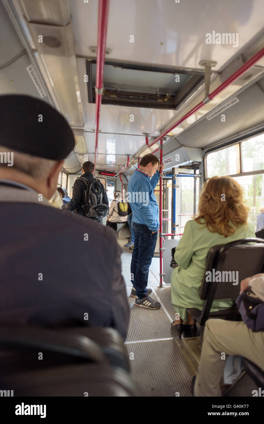 Las personas que viajaban en un autobús para ir a trabajar o visitar un lugar nuevo Foto de stock