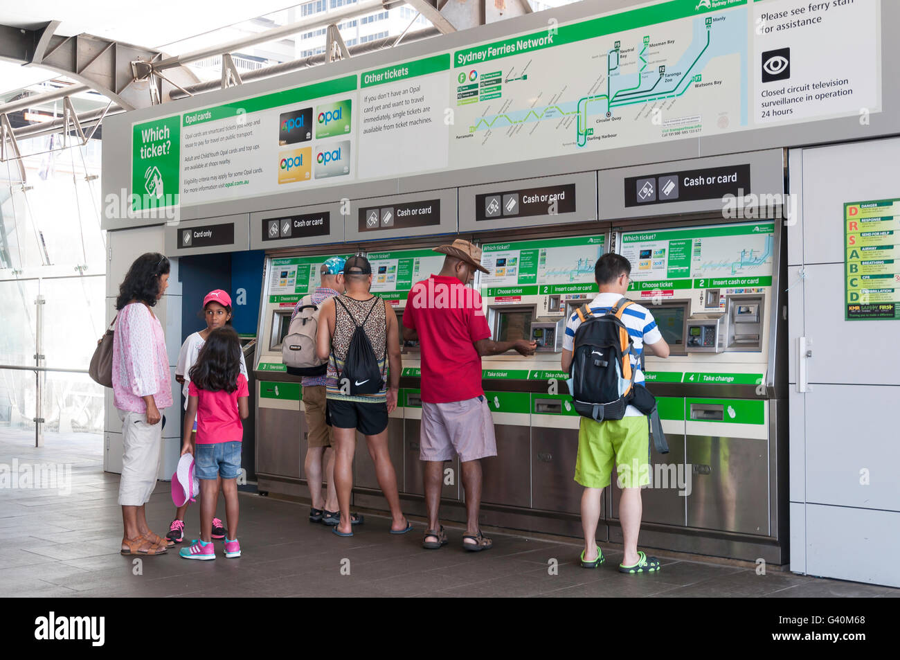Viajeros con Sydney Ferries máquinas expendedoras de billetes en Circular Quay, Sydney, New South Wales, Australia Foto de stock