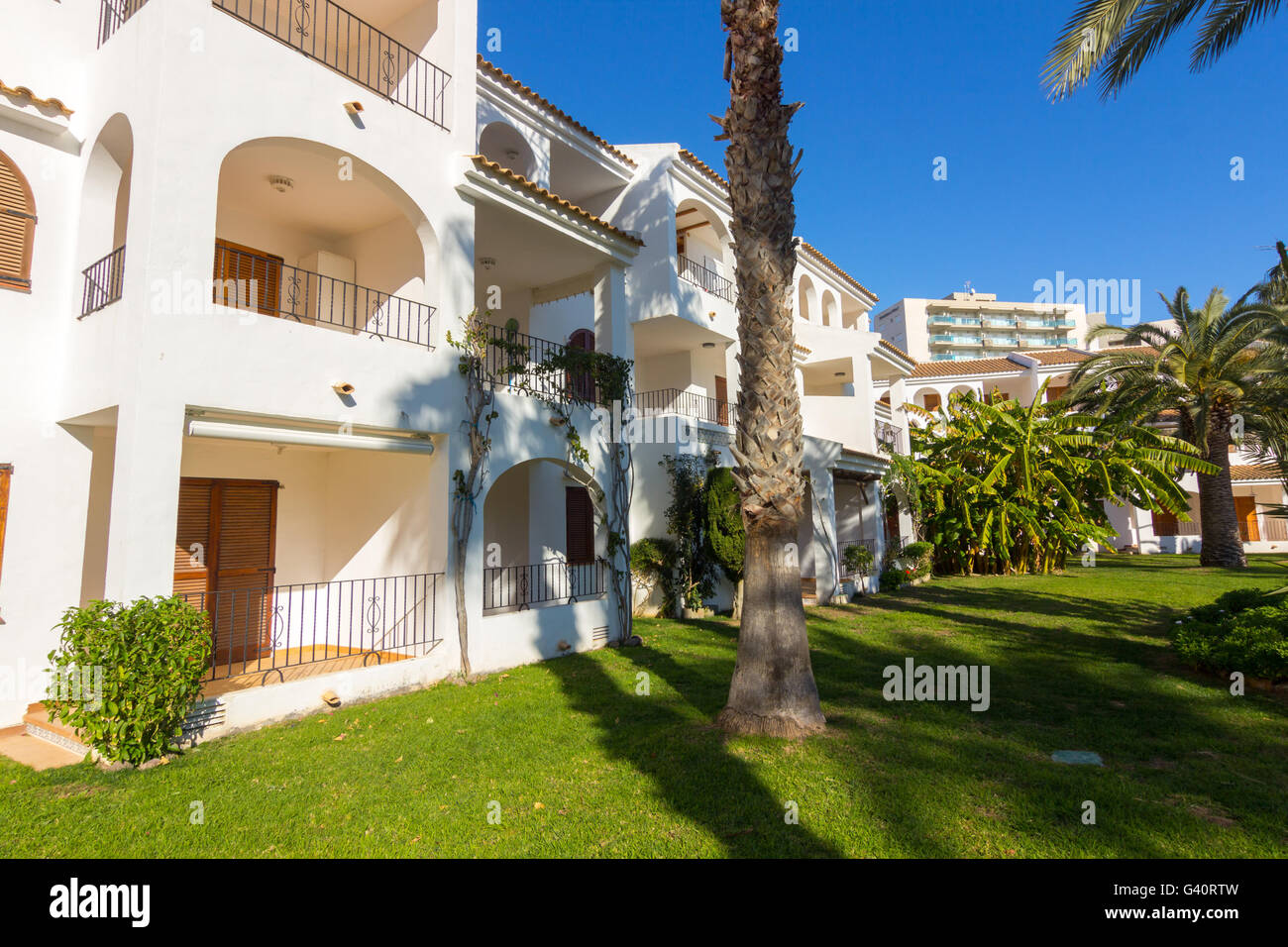 Jardines de casas blancas típicas del sur de España Foto de stock