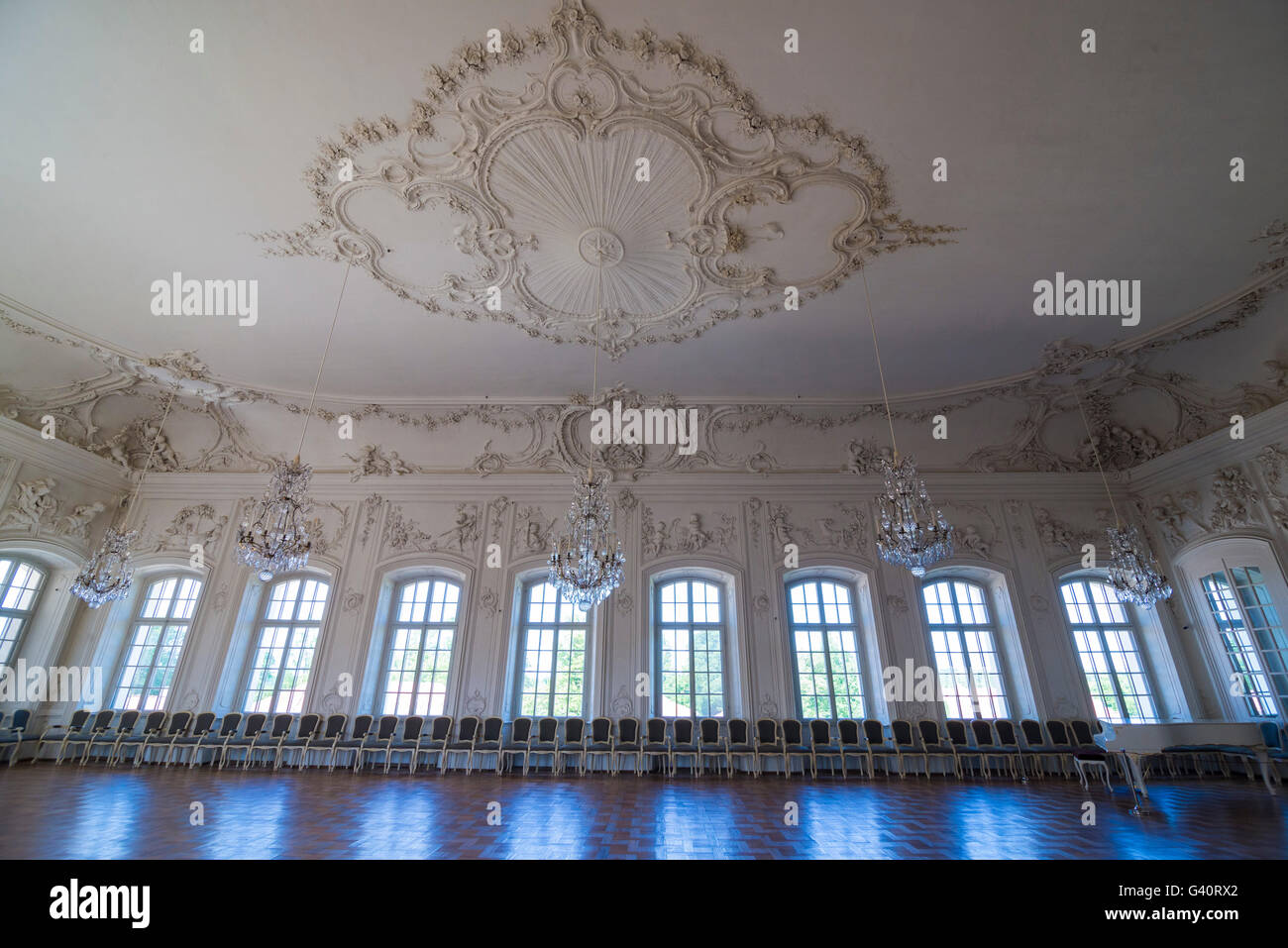 PILSRUNDALE, LETONIA - Junio 9, 2016: Interior del Palacio Rundale (El Salón Blanco). Es uno de los dos grandes palacios barrocos buil Foto de stock