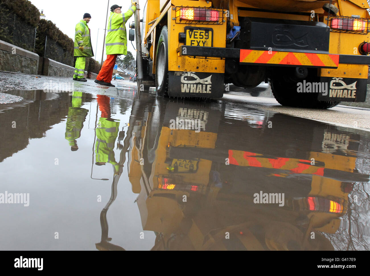 Los trabajadores vacían los desagües para detener las inundaciones en Edimburgo después de fuertes lluvias en Escocia. PRENSA FOTO DE ASOCIACIÓN. Fecha de la foto: Sábado 15 de enero de 2011. El crédito de la foto debe ser: Andrew Milligan/PA Wire Foto de stock