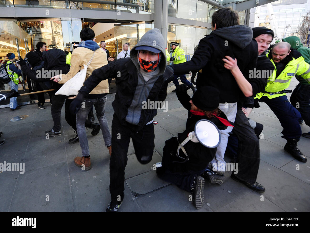 La manifestación de Manchester se vuelve violenta mientras los manifestantes intentan entrar en las tiendas del centro de la ciudad. Foto de stock