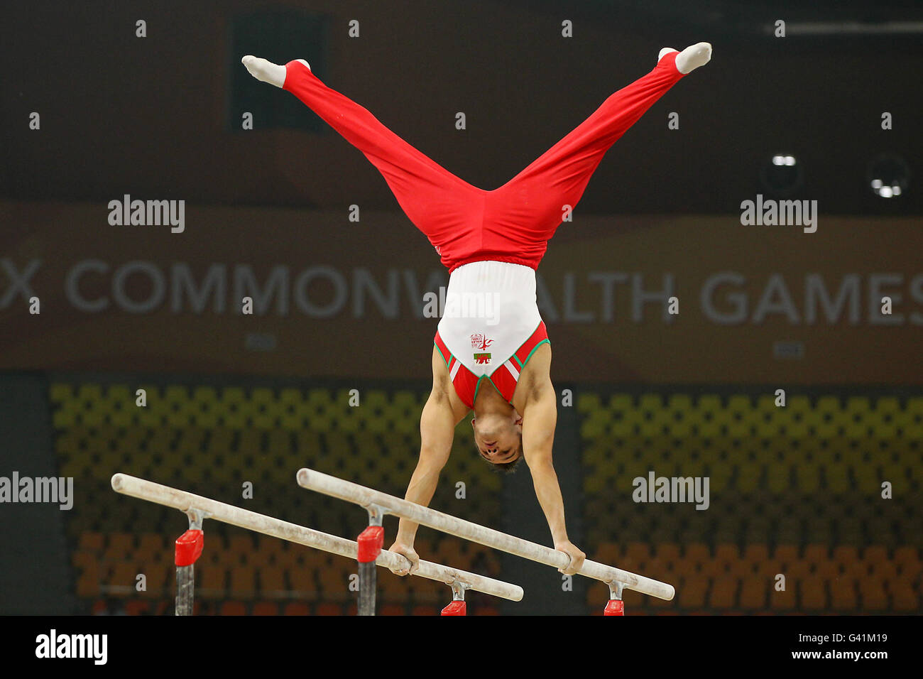 Grant Gardiner de Gales en acción en las barras paralelas durante La  gimnasia artística masculina Fotografía de stock - Alamy