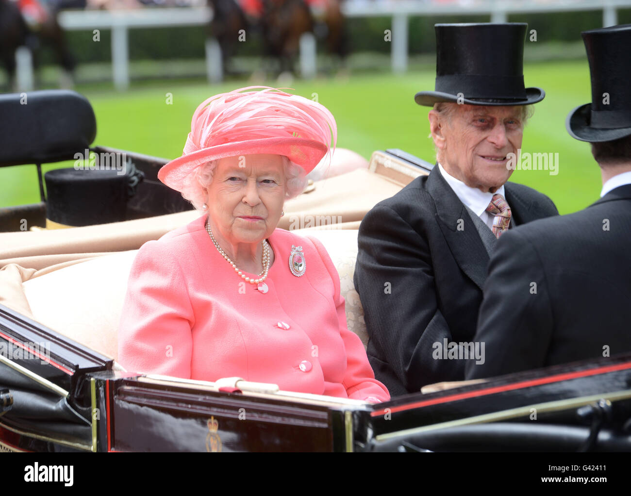 Ascot, Berkshire, Reino Unido. 17 de junio de 2016. Su Majestad la Reina Isabel II y el príncipe Felipe llega a Royal Ascot 17 de junio de 2016 Crédito: John Beasley/Alamy Live News Foto de stock