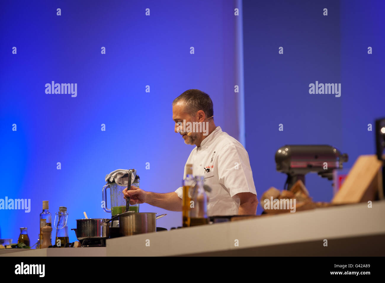 Birmingham, Reino Unido. 18 de junio de 2016. Michel Roux jr haciendo una demostración de cocina en el Teatro Super Crédito: Steven roe/Alamy Live News Foto de stock