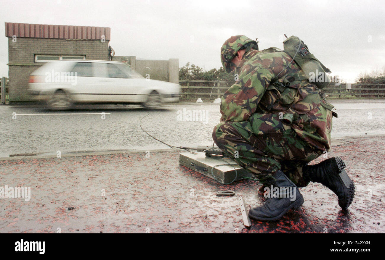 La policía militar estableció un puesto de control para respaldar las instalaciones de policía de la RUC en una carretera de aproximación que conduce al aeropuerto internacional de Belfast, lo que supone un aumento de las medidas de seguridad instigadas por el final del anuncio de cese del fuego del IRA. Foto de stock