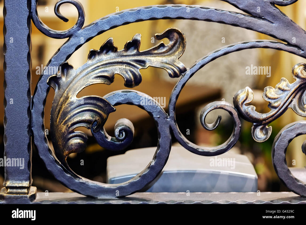 Los detalles, la estructura y los adornos de hierro forjado con puerta  Fotografía de stock - Alamy