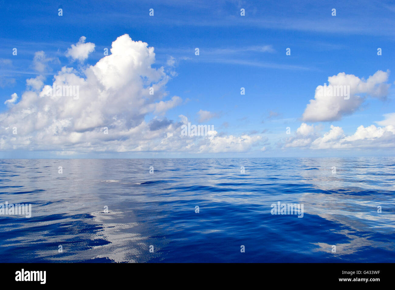 Mar tranquilo y cielo azul con nubes Foto de stock