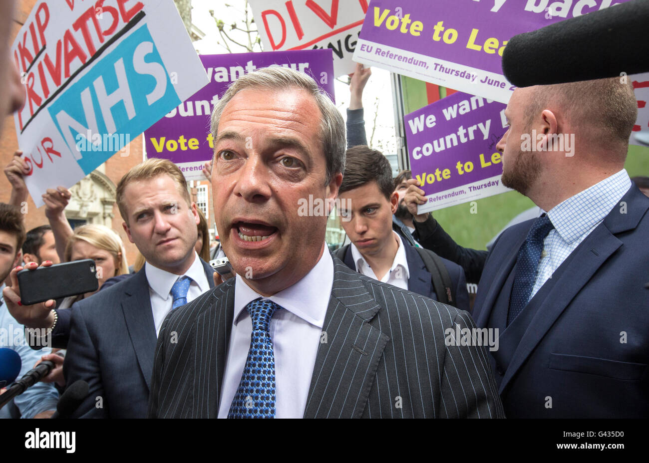 Nigel Farage presenta y discute UKIP's nuevo póster de "Punto de ruptura" destacando la inquietud acerca de la inmigración antes de la votación. Foto de stock